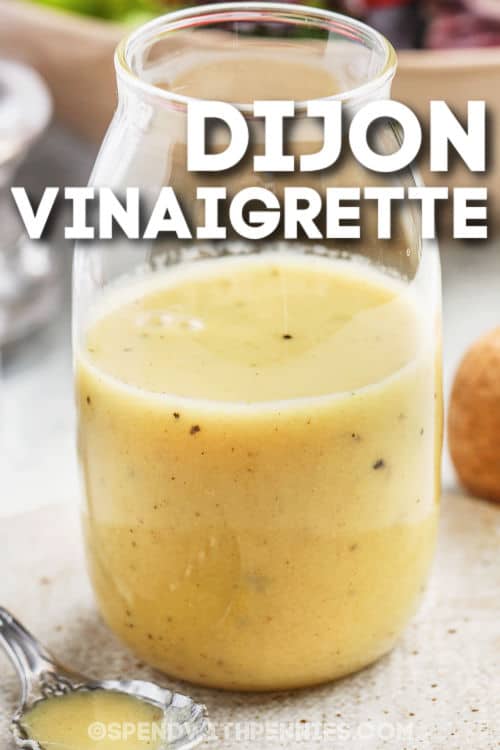 Easy Dijon Vinaigrette in een potje met opschrift