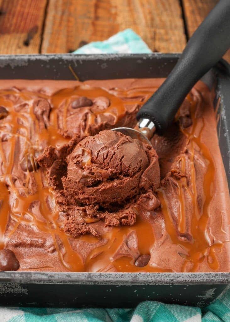 Close-up van chocolade- en karamelijs met cashewnoten en ijslepel