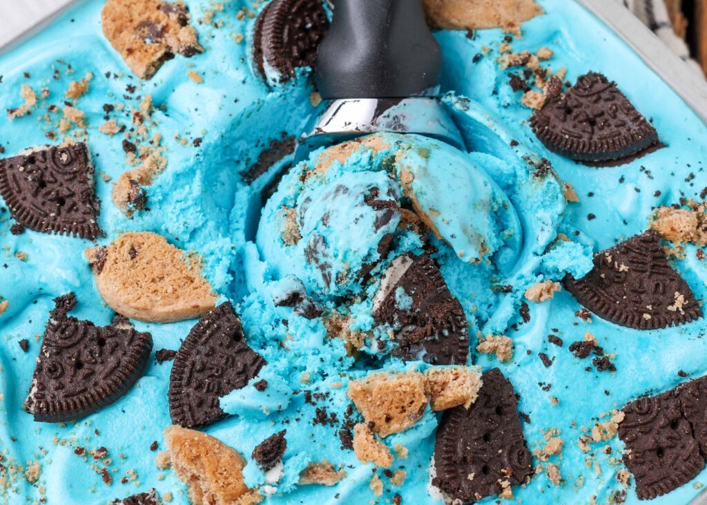 Close up van blauw ijs met chocolate chip cookies en oreo