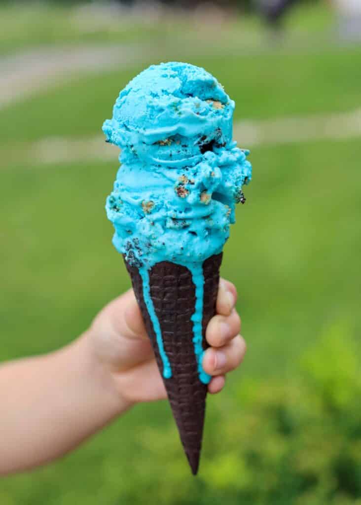 Blauwe koekjes en ijs in oreo-ijs
