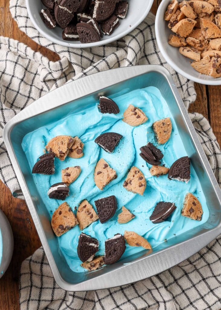 Blauw vanille-ijs met stukjes koekjes
