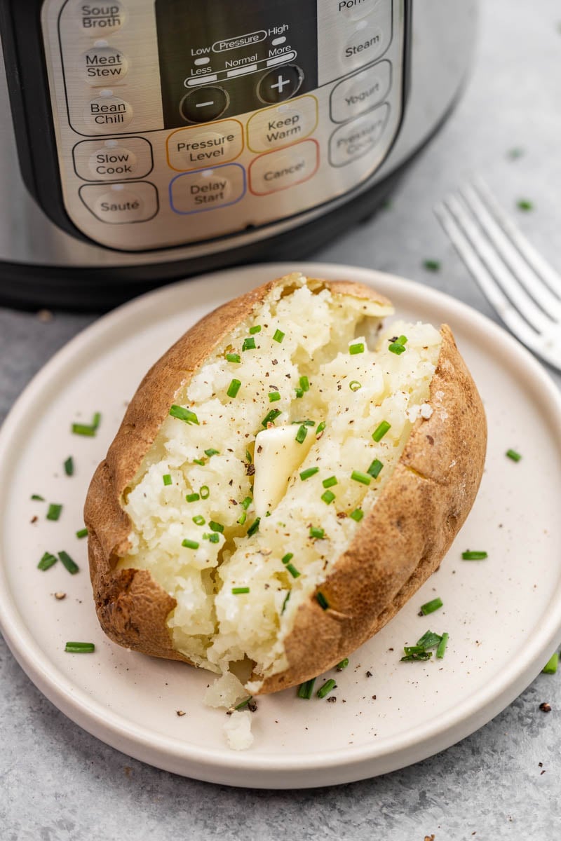 Gepofte aardappel in een instant pot.