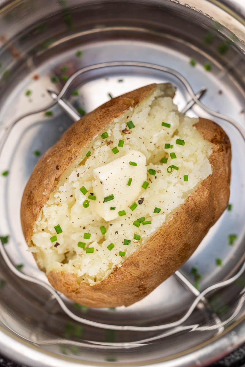 Bovenaanzicht van een gepofte aardappel in een Instant Pot.